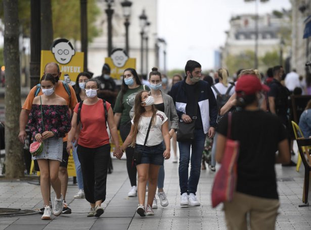 Munnbind er nú eitt krav í París (Mynd: EPA)