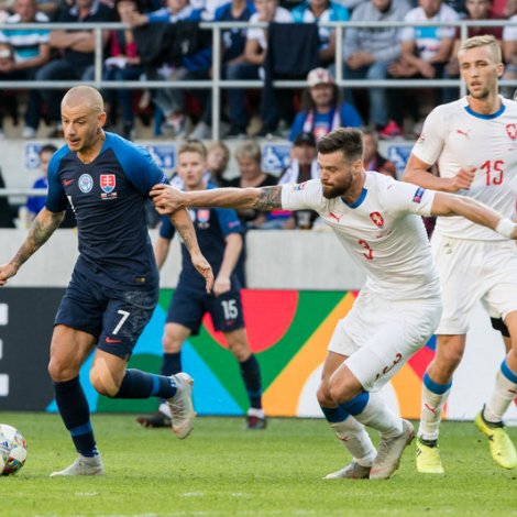 Vladimir Weiss (nr.7) hevur spælt 66 landsdystir fyri Slovakia. Hann er júst komin aftur til heimbýin at spæla, men er sambært slovakiska kringvarpinum eftir í Bratislava í sóttarhaldi (Mynd: EPA)