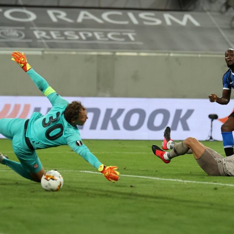 Romelu Lukaku leggur Inter framum 4-0 í hálvfinaluni móti Shakhtar Donetsk í gjárkvøldið (Mynd: EPA)