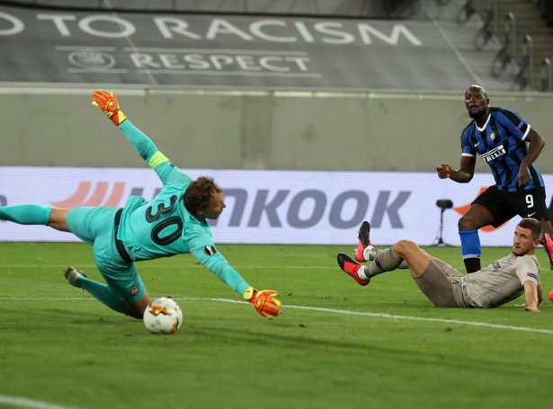 Romelu Lukaku leggur Inter framum 4-0 í hálvfinaluni móti Shakhtar Donetsk í gjárkvøldið (Mynd: EPA)