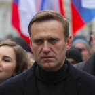 Líkið av Navalnyj latið mammu hansara