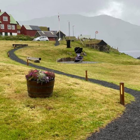 Elduvík flaggskrýdd og Marmennilin til reiðar