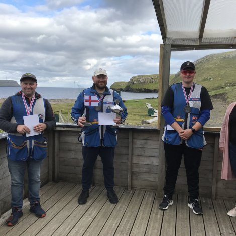 Frá vinstru Marius F. Joensen, Jóannis Joensen, Tórur Fløtt og Elin Heðinsdóttir Joensen, ÍSF-forseti, sum handaði heiðursmerkini