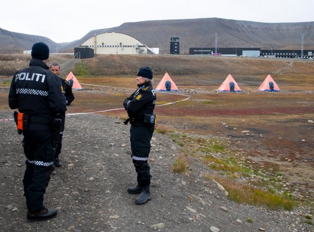 Maðurin var dripin á einum kampingplássi nærhendis floghavnina út útjaðaranum av Longyearbyen (Mynd: NRK)