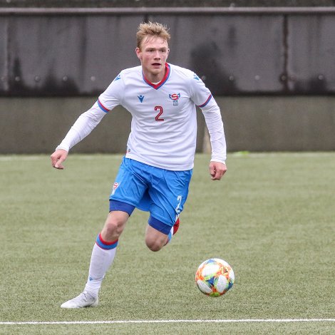 Ari Olsen - her í nýggja landsliðsbúnanum í U21-landsdystinum á Svangaskarði í gjárkvøldið, sum Føroyar vunnu 3-1 (Mynd: Sverri Egholm)