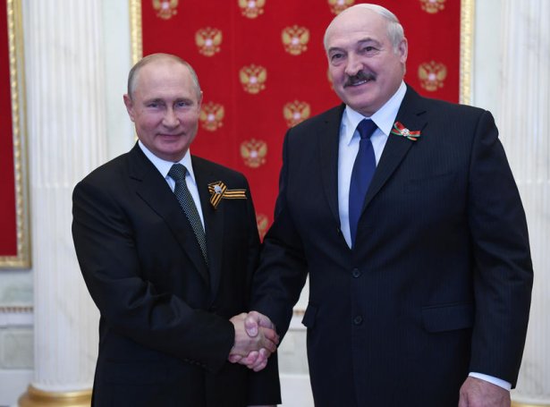 Putin og Lukasjenko hittust í Moskva í juni í sambandi við hátíðarhaldi av 75 ára degnum fyri endan av seinna heimsbardaga. Í dag er fyrstu ferð, teir báðir hittast síðan forsetavalið í Hvítarusslandi 9. august (Mynd: EPA)
