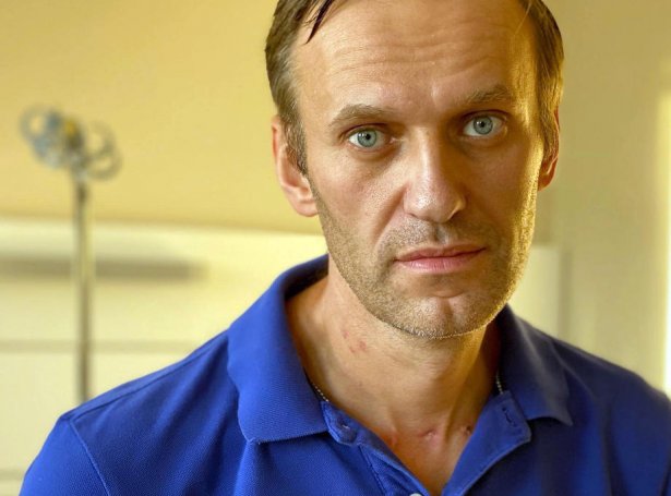 Aleksej Navalnyj situr í løtuni í fongsulslegu í Vladimir-landslutinum (Mynd: EPA)