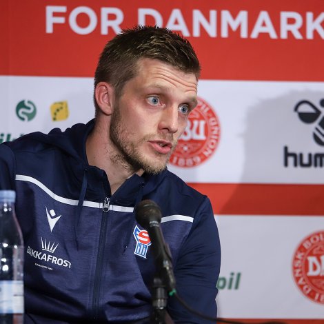 Teir spældu skjótt og væl - serliga í fyrra hálvleiki - og tá er tað torført at fylgja við. Hetta segði maðurin, ið fyri fyrstu ferð hevði liðskiparabandið um armin á landsliðnum (Mynd: Sverri Egholm)
