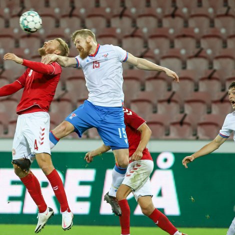 Odmar Færø í nærdysti í Danmark. Í dag verður hann saman við Sonna Ragnari Nattestad í miðverjuni (Mynd: Sverri Egholm)