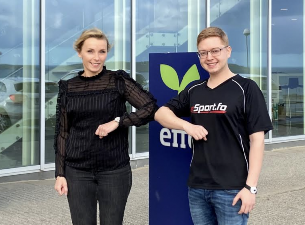 Rebekka Danielsen, HR og marknaðarleiðari og Rúni Winther Johnsen frá eSport Føroyum (Mynd: eSport Føroyar)