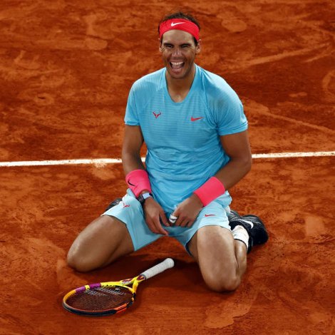 Ein fegin Rafael Nadal eftir sigurin í French Open í gjár. (Mynd: EPA)