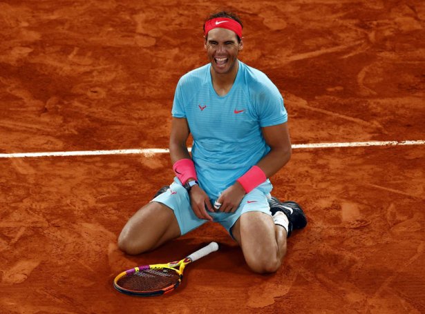 Ein fegin Rafael Nadal eftir sigurin í French Open í gjár. (Mynd: EPA)