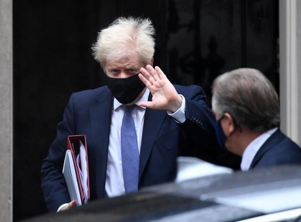 Boris Johnson avmyndaður í Downing Street í gjár (Mynd: EPA)