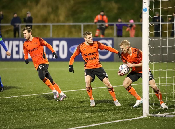 Skála fekk javnleik við Margáir, eftir at Niels Pauli Danielsen skoraði brotsspark (Mynd: Sverri Egholm)