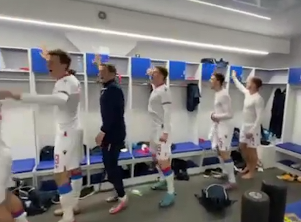 Video: Skápini í Kasakstan fingu ein harðan umgang