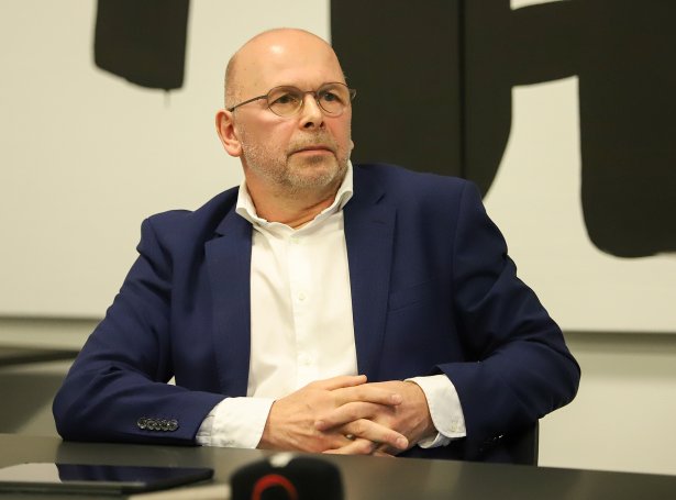 Víst verður á, at táverandi landsapotekarin í einum tíðarskeiði á yvir fimm ár - frá 2016 til og við summarið 2021 - í minsta lagi 20 ferðir hevur sett navnið á einum lækna, sum var givin, á eina resept fyri at fáa pínulinnandi heilivág (Savnsmynd: Sverri Egholm)