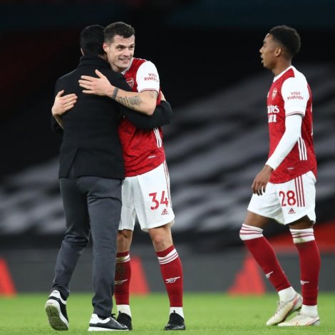 Mikel Arteta fegnast saman við einum av málskjúttunum, Granit Xhaka (Mynd: EPA)