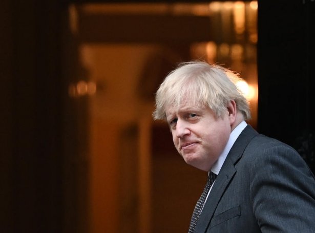 Boris Johnson uttan fyri 10 Downing Street í dag (Mynd: EPA)