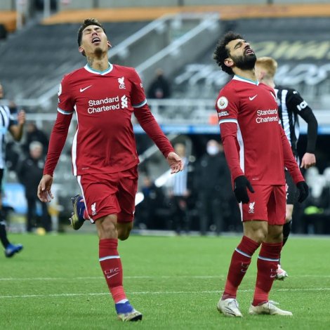 Annar javnleikur á rað hjá Liverpool, ið ikki hevur tapt í Premier League í næstan tríggjar mánaðir, men sum hevur trupult at vinna á liðum úr niðaru hálvu á stigatalvuni í løtuni (Mynd: EPA)