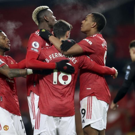 Bruno Fernandes avgjørdi dystin fyri United. Paul Pogva var við í báðum málunum, og tað var Martial, ið legði heimaliðið á odda 1-0. Liðið hjá Solskjær hevur vunnið átta útav teimum seinastu tíggju dystunum í Premier League - hinir báðir eru endaðir við javnleiki  (Mynd: EPA)