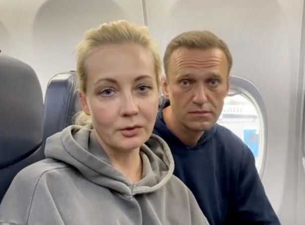 Navalnyj í flogfarinum áveg heim til Russlands (Mynd: EPA)