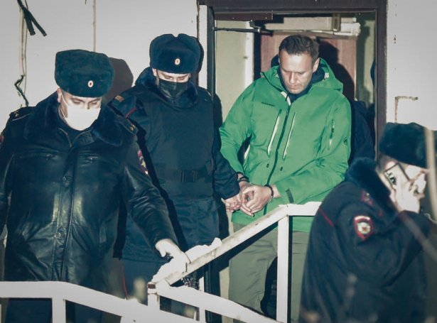 Navalnyj verður førdur inn í rættarhølið (Mynd: EPA)