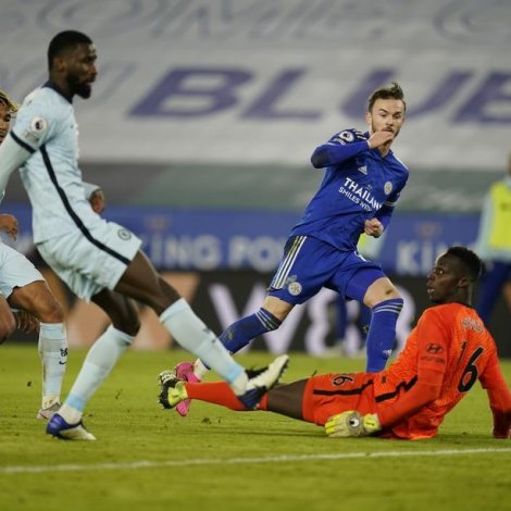 James Maddison leggur her Leicester á odda 2-0 (Mynd: EPA)