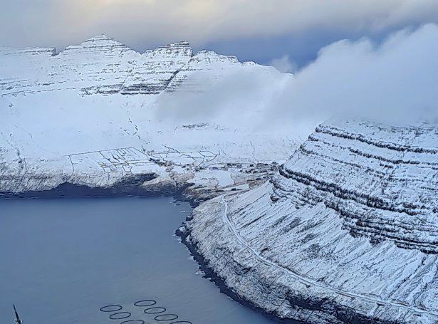 Viðareiði av ovasta Hjalla. Ásgjógv, Oyggjarskoratindur, Oyggjarskoraskarð, Hvannagjógvartindur og Hvannagjógv