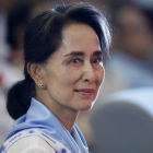 Aung San Suu Kyi náðað