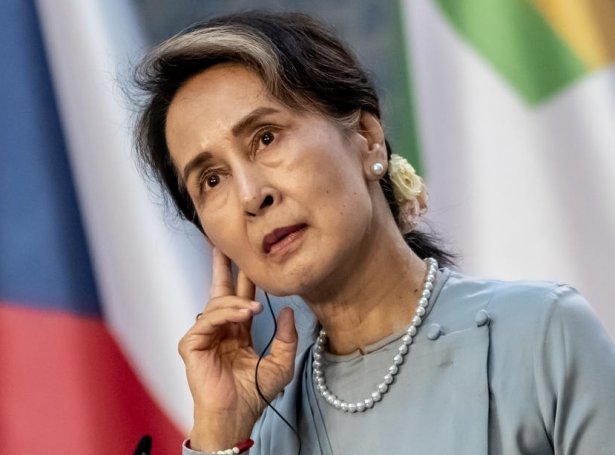 Aung San Suu Kyi varð koyrd frá sum leiðari í Myanmar, tá herurin framdi eitt kvetti 1. februar í 2021 (Mynd: EPA)