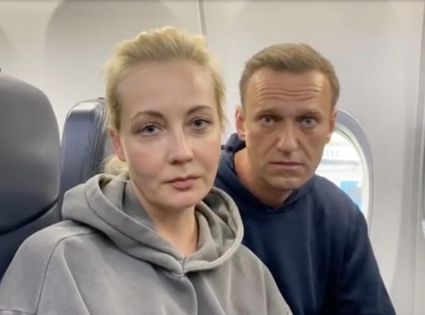 Aleksej Navalnyj og konan, Julia Navalnaja í flogfarinum áveg til Russlands úr Týsklandi í januar. Navalnyj varð handtikin stutt eftir komu (Mynd: EPA)