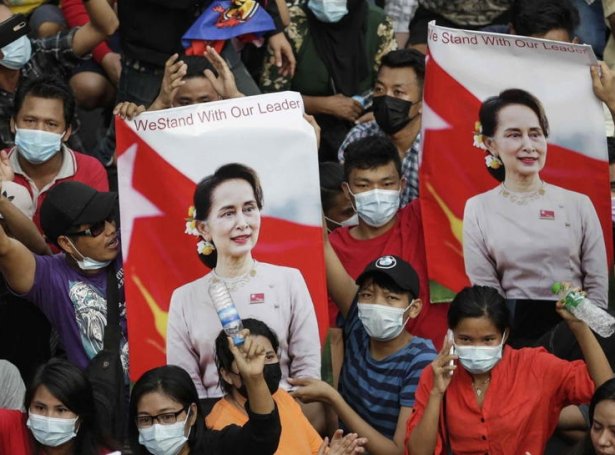 Mósmælisfólkini við myndum av Aung San Suu Kyi (Mynd: EPA)