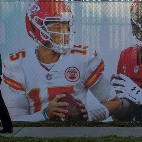 Mahomes og Brady - her á plakat saman - eru quarterbakkar og høvuðsmenn hjá liðunum (Mynd: EPA)