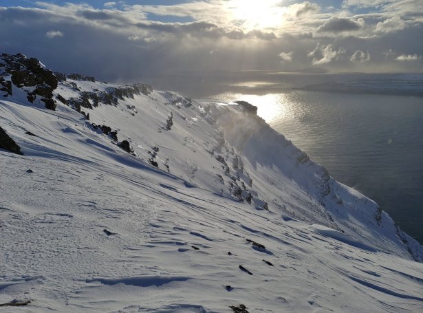 Skeljagjógv longri framm, og niðan fyri er Ritudalur