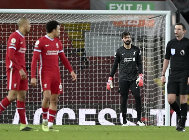 Liverpool var fyri 1-4 ósigri, og tað var serliga orsakað av málverjanum (Mynd: EPA)