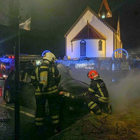 Eldur kyknaði í bili
