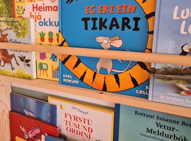 Heimagjørd bókahill til barnakamarið