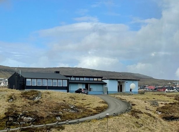 Veðurstøðin við Hoyvíksvegin er umvæld seinni árini og verður í byrjanini høvuðsdeild hjá Veðurstovu Føroya