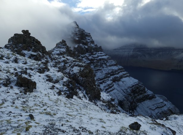 Fjall við ongum navni, Omanfyri Klivsdal av Knúki