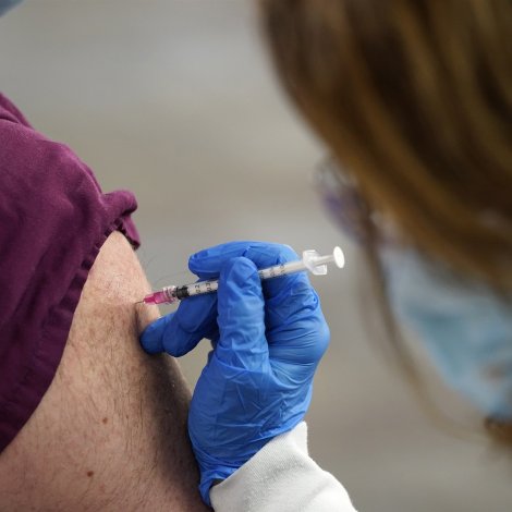 USA: Fólk við veikari immunverju kunnu nú fáa triðja prikið