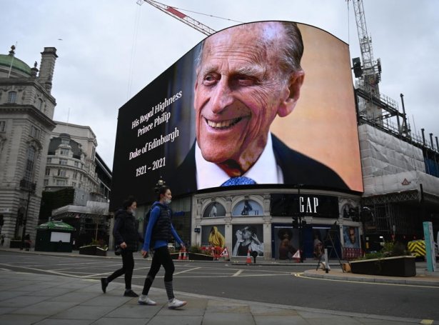 Piccadilly Circus, London (Mynd: EPA)