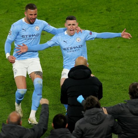 Kyle Walker og málskorarin til 2-1, Phil Foden, fegnast um 2-1 málið til Manchester City í gjárkvøldið (Mynd: EPA)