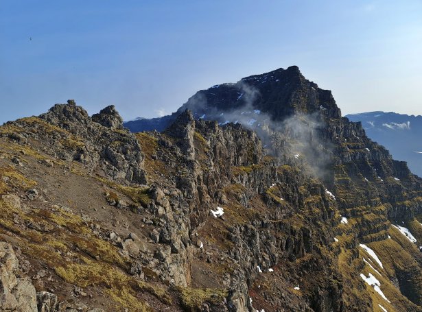 Omanfyri Klivsdal av Knúki