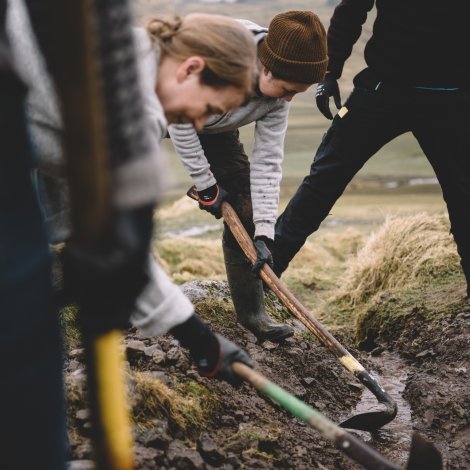 Gjørdu gøtur, endurreistu varðar og settu vegvísarar upp