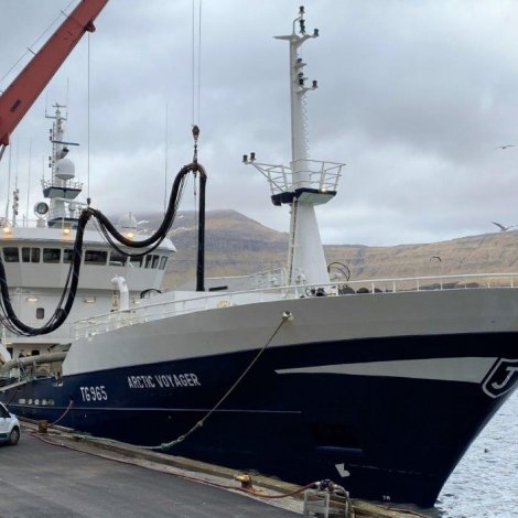 Arctic Voyager landar svartkjaft í Fuglafirði