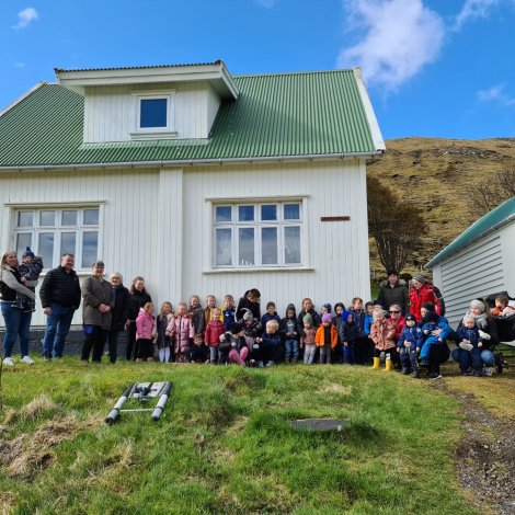 Børnini vóru við tá húsaskelti vóru hongd upp í Hósvík