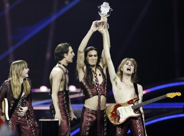 Italski bólkurin Måneskin vann kappingina í 2021, og Eurovision Song Contest verður tí í Italia í ár (Mynd: EPA)