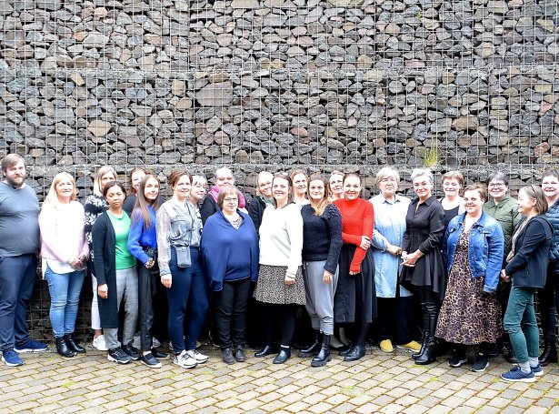 Á myndini eru: Lis Hammer, Óluva Samuelsen, Elsa Maria Andreasen, Súnbjørt Christiansen, Guðrun. H. Mortensen, Maja Warberg, Azariela Knudsen, Eilin Winther, Una Willumsen, Birna Dam, Heidi Guttesen, Maria Ellingsgaard, Marianna Hammer, Annika Weihe, Barbara S. Djurhuus, Sóley Nattestad, Lív K. Askham, Lona Poulsen, Jensina av Húsabrúgv, Mortina Fossá, Hugin Kárason, Susan Larsen og Maiken Michaelsen.