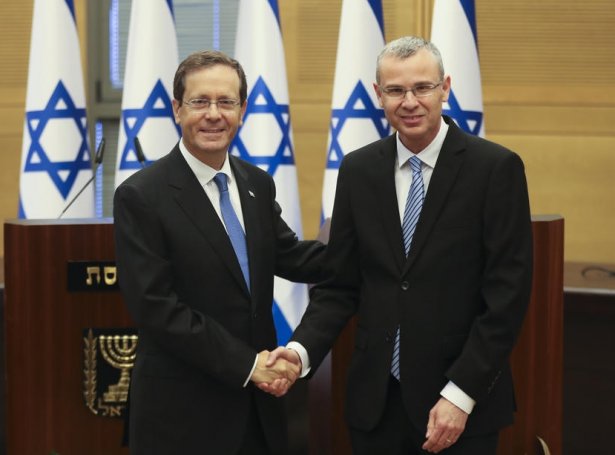 Isaac Herzog og Yariv Levin, formaður í Knesset (Mynd: EPA)
