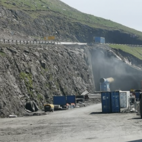 Ein persónur bjargaður og koyrdur á sjúkrahúsið